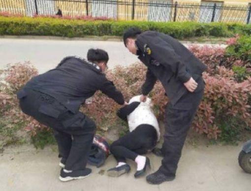 笑死了！群众草丛中发现“大熊猫” ，民警兴奋出警发现是醉酒女…